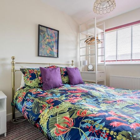 Chic 2-Bedroom Townhouse In Vibrant 애버게이브니 외부 사진