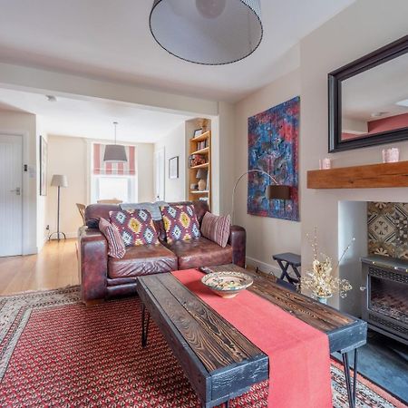 Chic 2-Bedroom Townhouse In Vibrant 애버게이브니 외부 사진