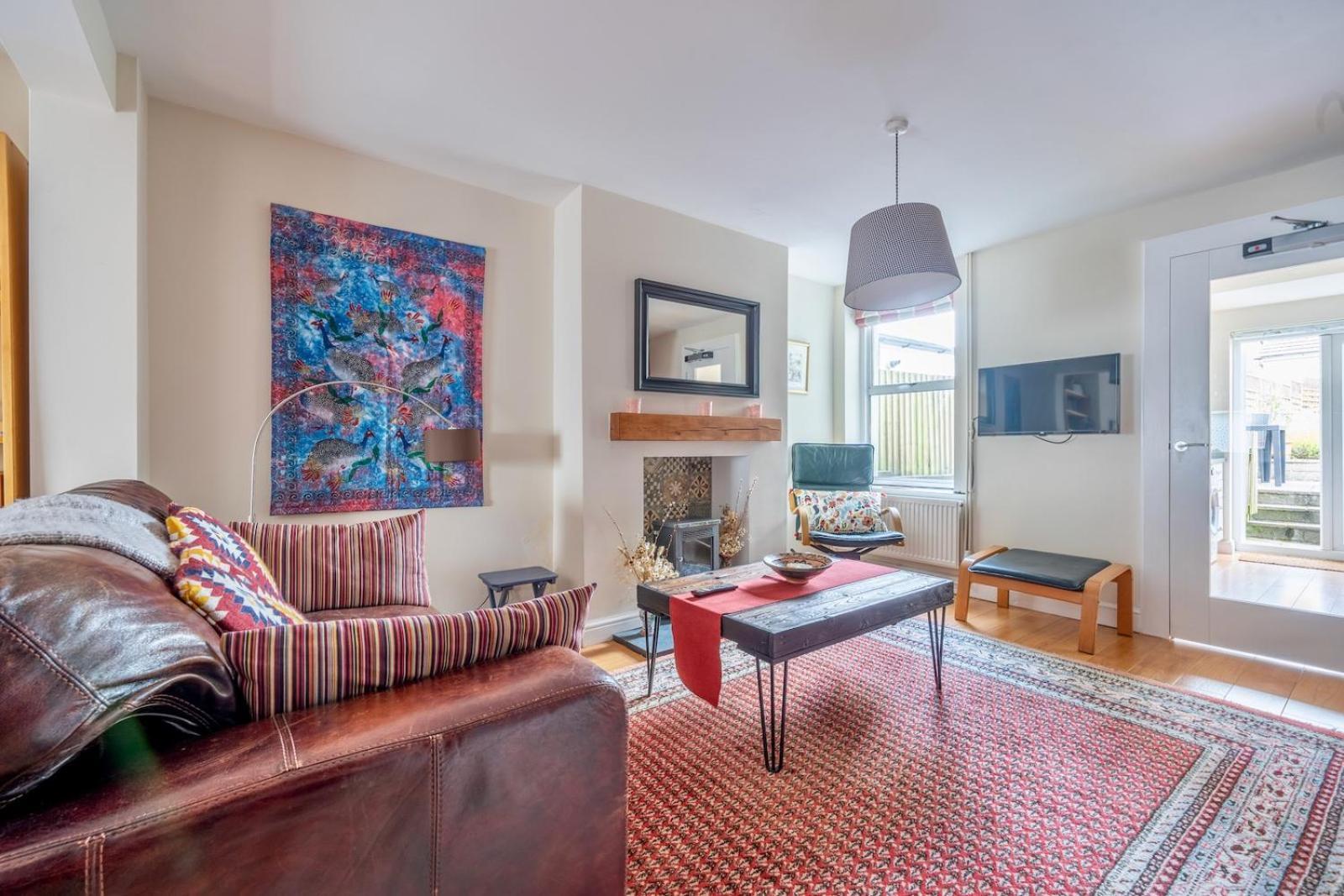Chic 2-Bedroom Townhouse In Vibrant 애버게이브니 외부 사진