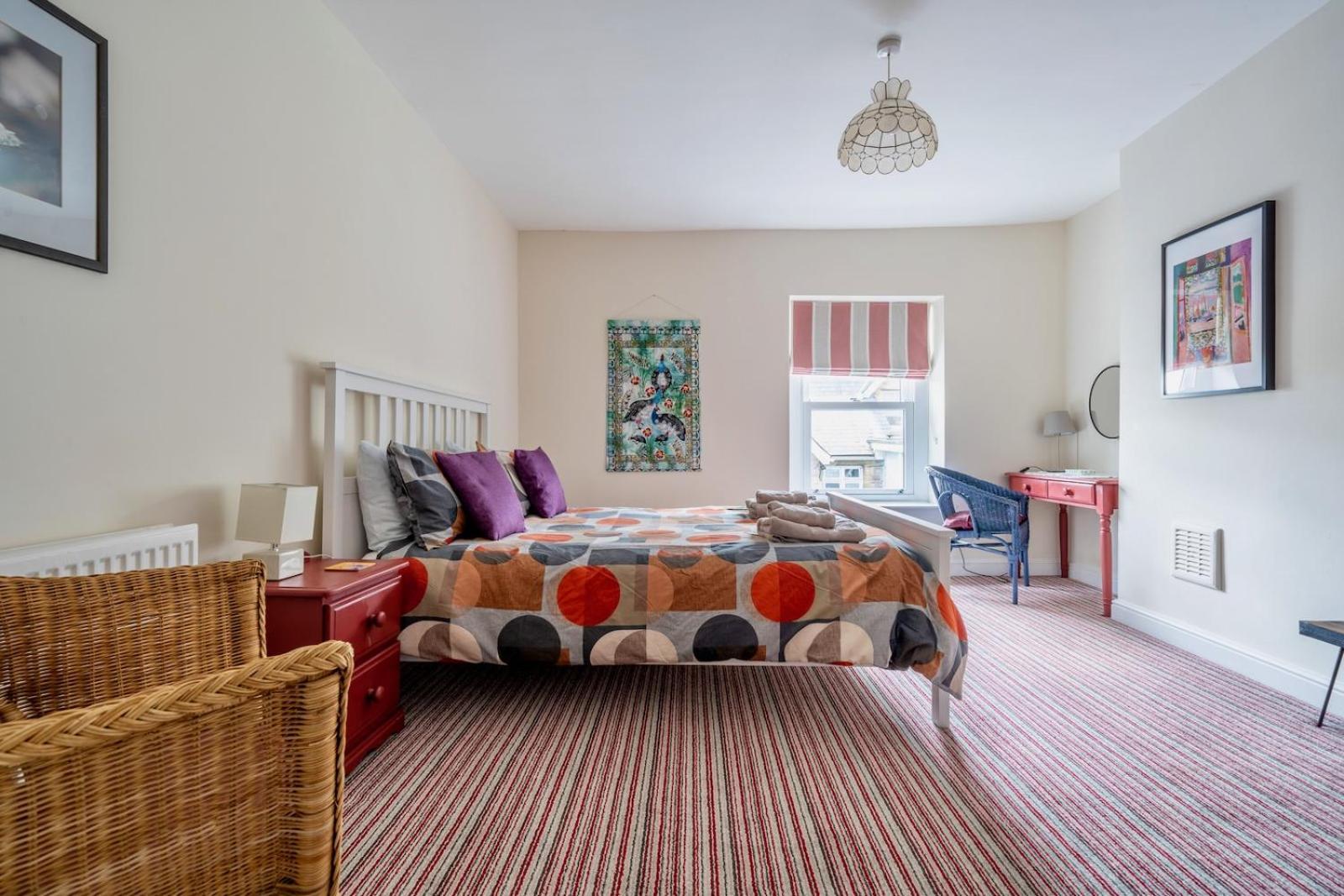 Chic 2-Bedroom Townhouse In Vibrant 애버게이브니 외부 사진