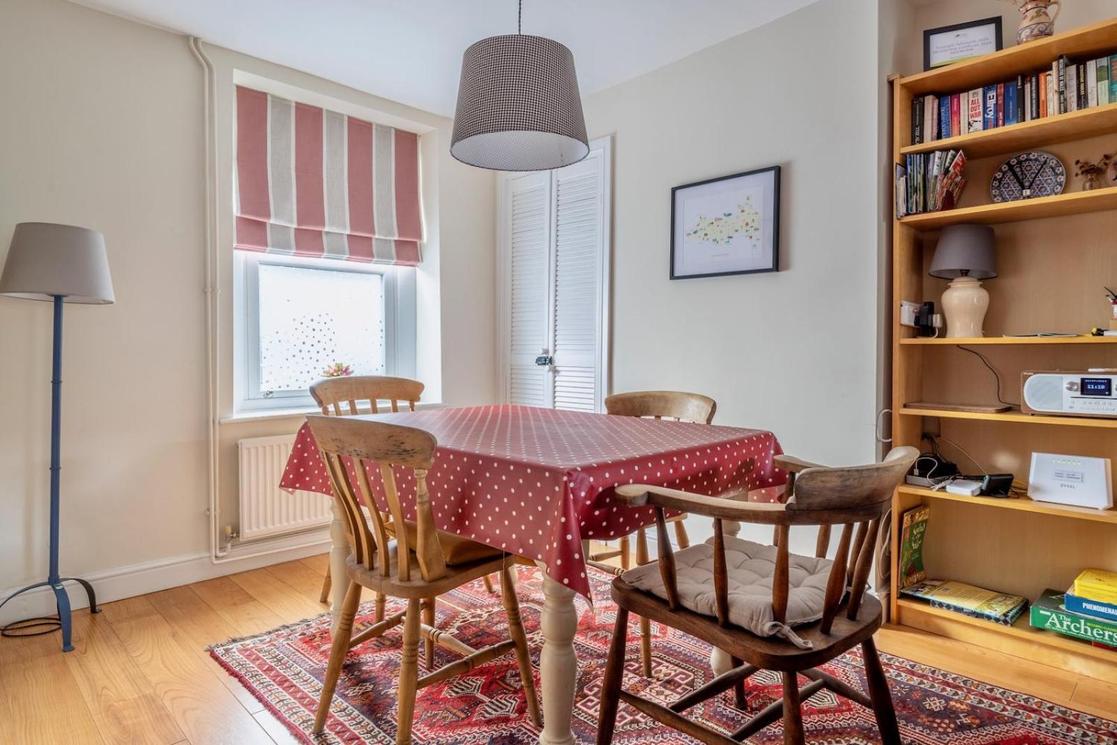 Chic 2-Bedroom Townhouse In Vibrant 애버게이브니 외부 사진